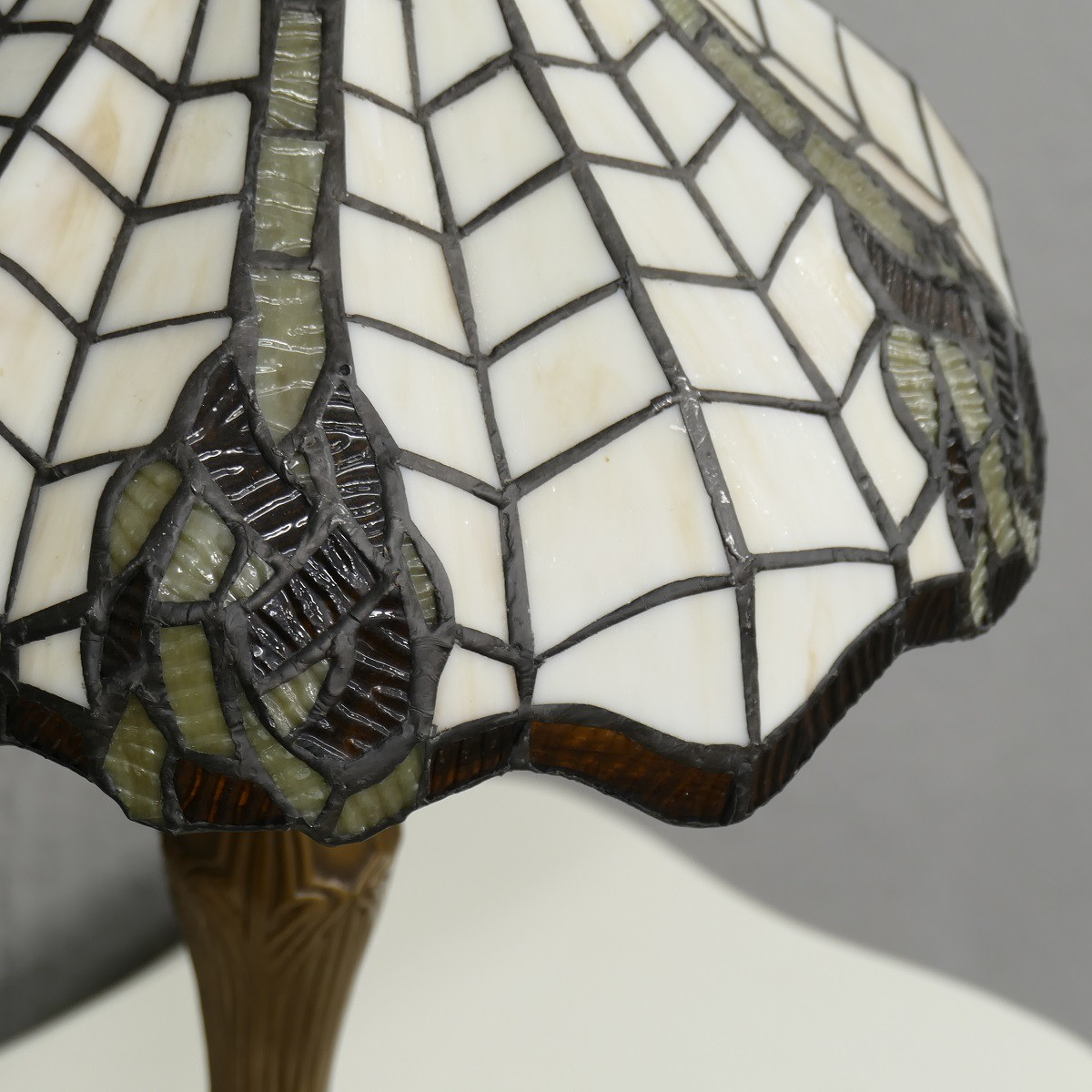 Tiffany Tischlampe Messingfuss ausgefallenes Dekor Leuchte Höhe 45 cm
