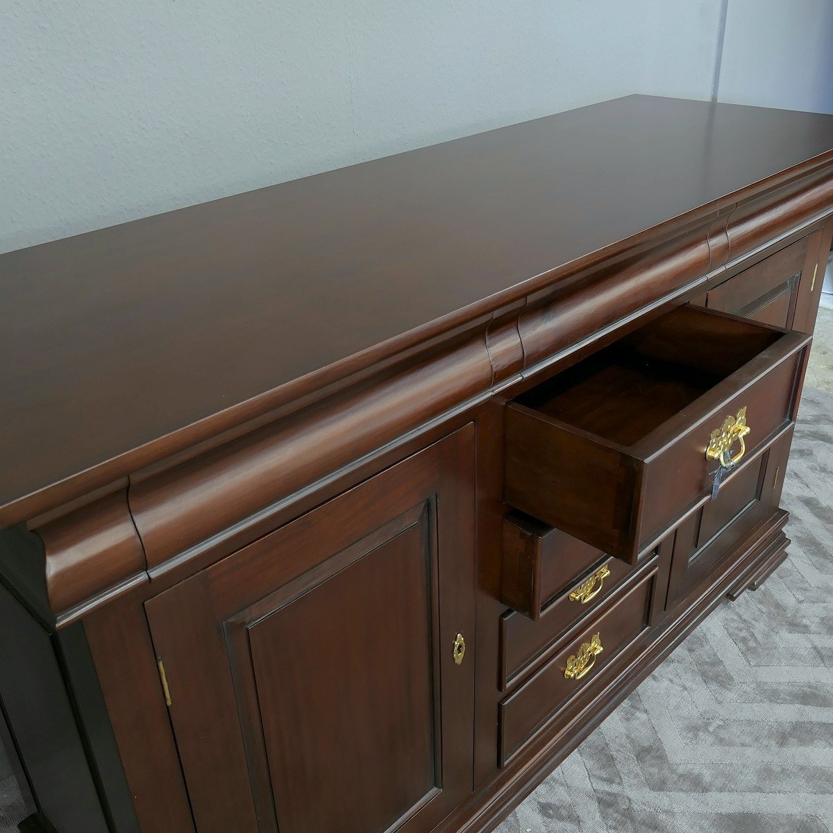 Schrank Buffet Sideboard massiv Mahagoni Farbe dunkelbraun Walnuss
