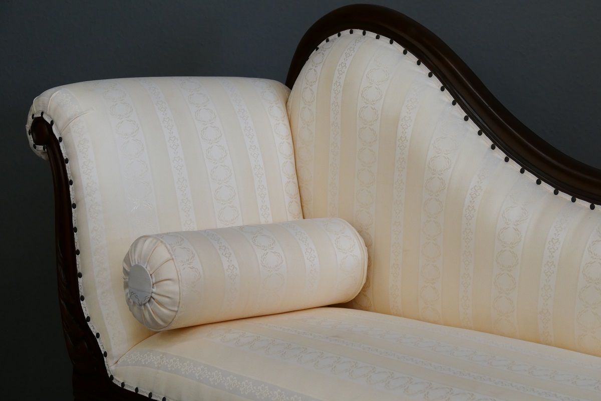 Couch Recamiere Ottomane Mahagoni brown Walnuss Textil hell Streifen