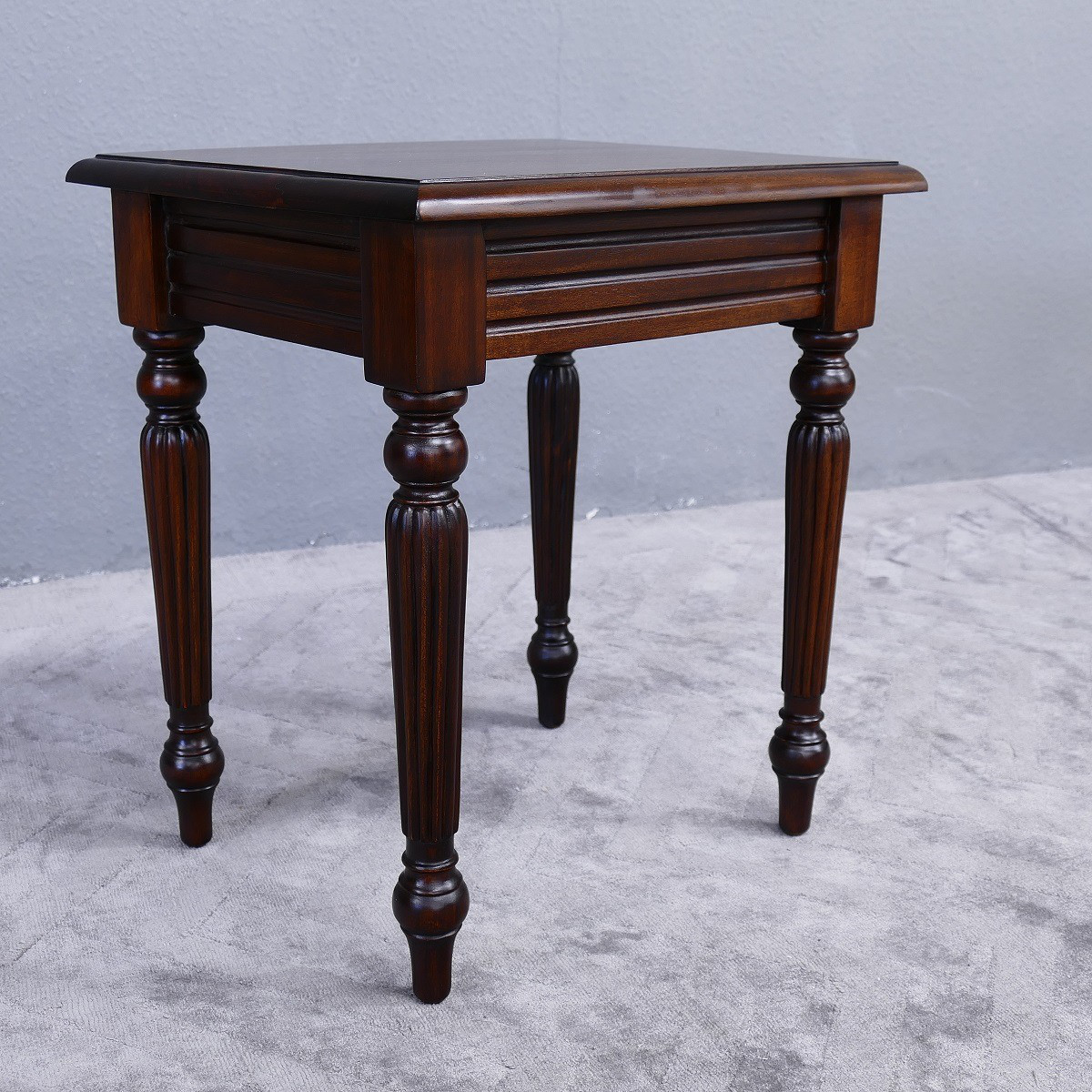 Tisch Beistelltisch massiv Mahagoni brown Walnuss Handarbeit