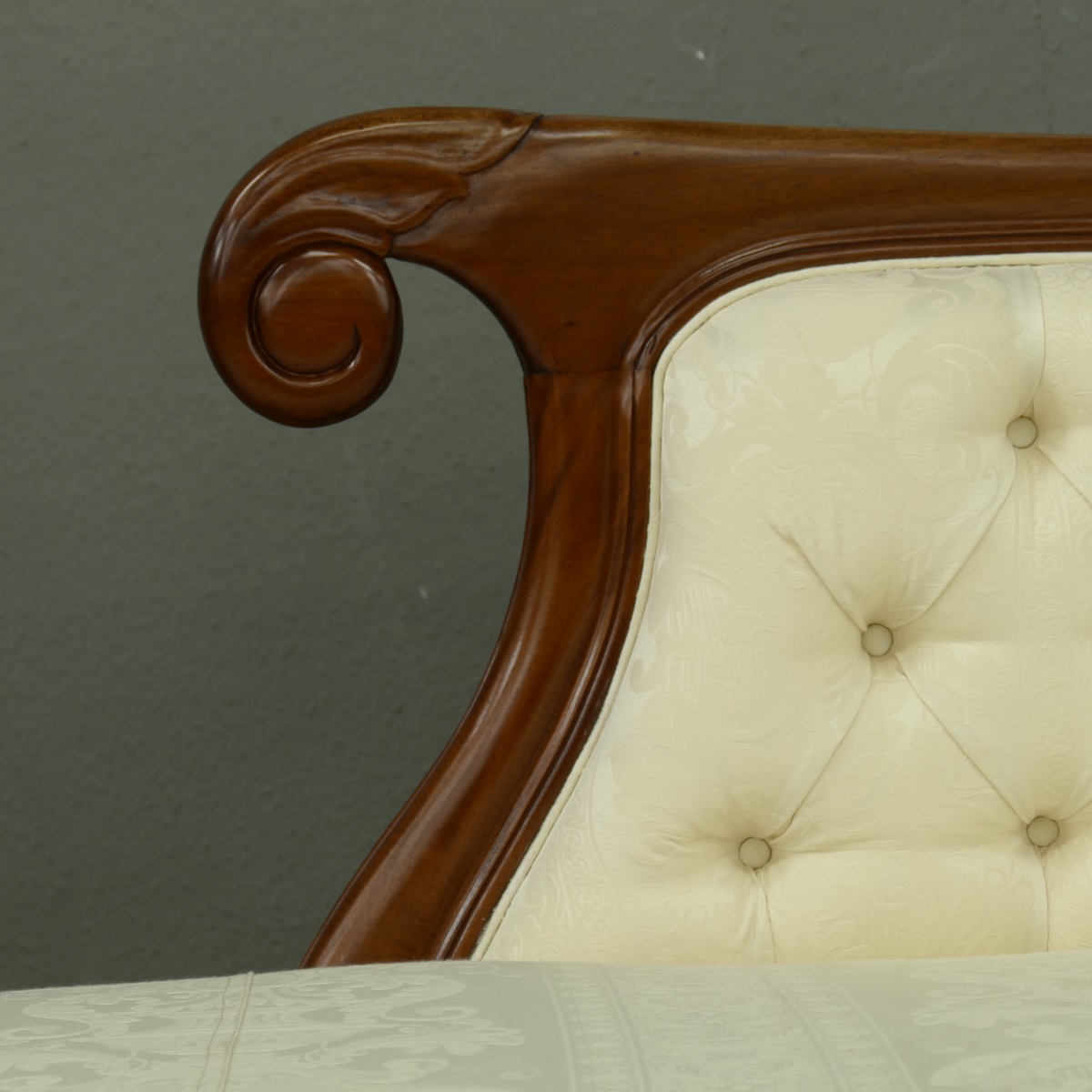Edle Couch Recamiere Ottomane im Antikdesign Mahagoni lightbrown Walnuss, Textil