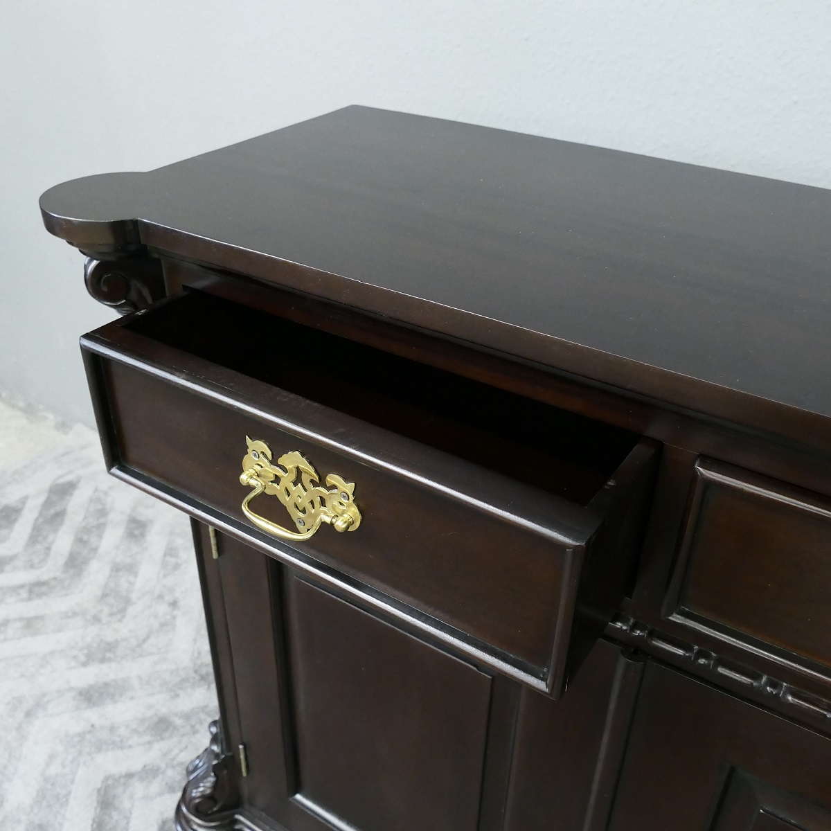 Schrank Buffet Kommode Sideboard massiv Mahagoni Farbe brown Walnuss 