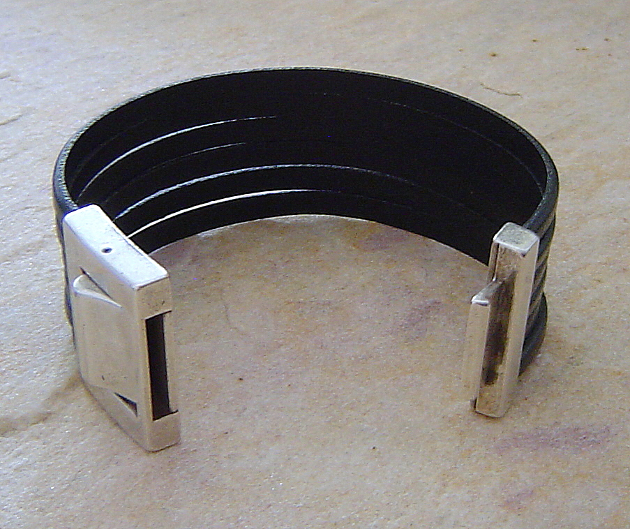 CARACAS Top STYLISH Leder Armband black