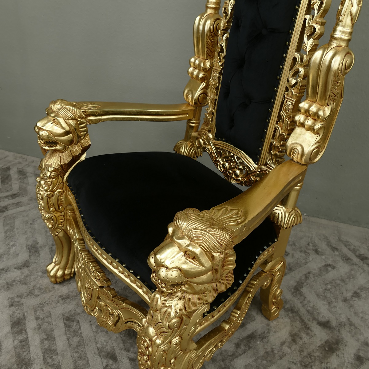 Dekorativer Thron Thronstuhl Sessel Mahagoni Gold Samt schwarz