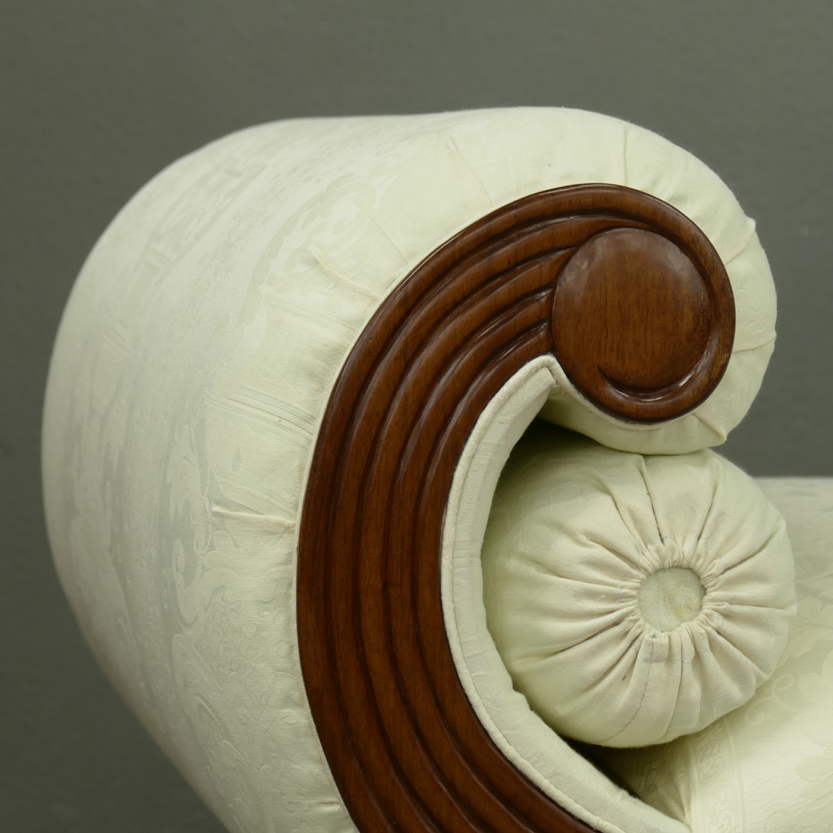 Edle Couch Recamiere Ottomane im Antikdesign Mahagoni lightbrown Walnuss, Textil