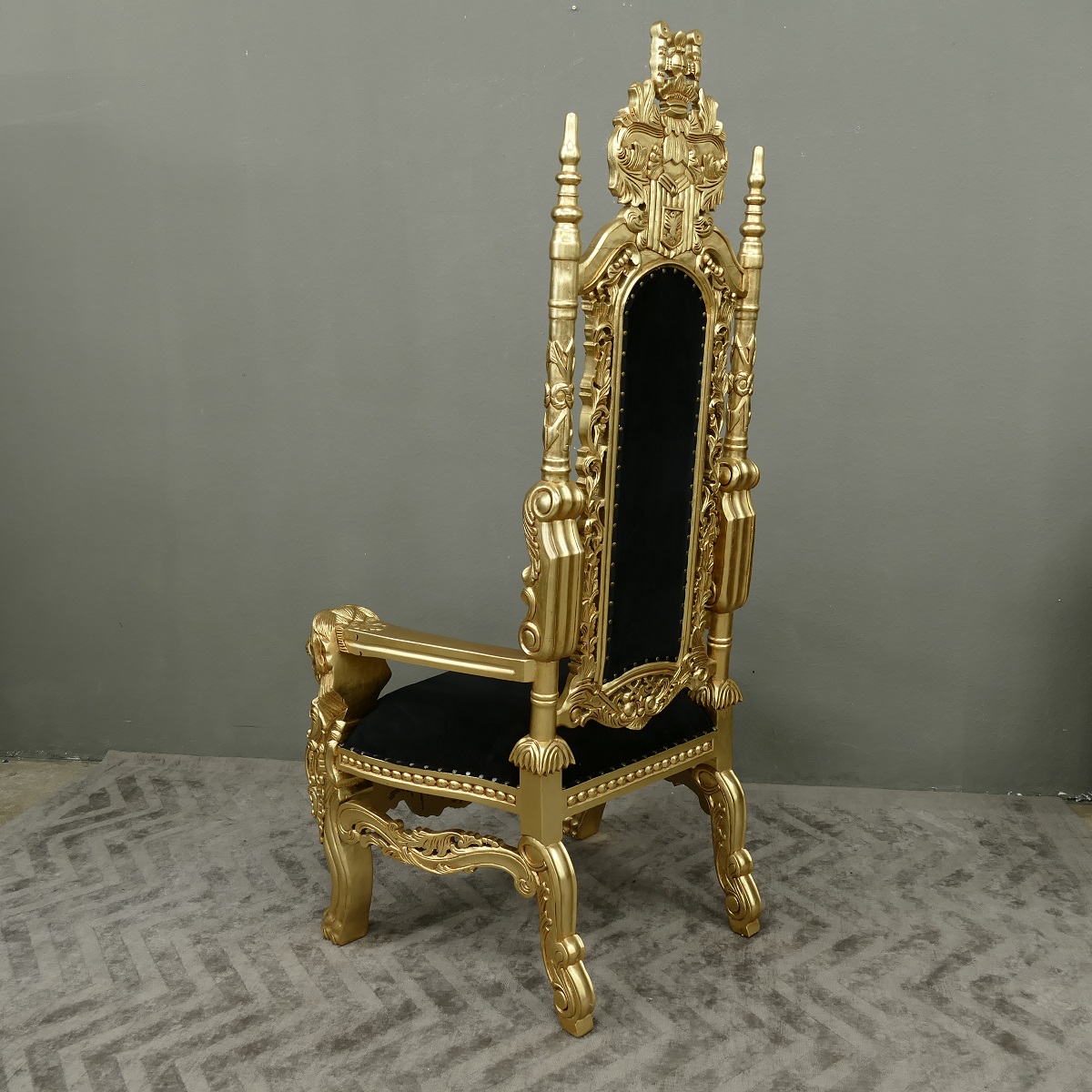 Dekorativer Thron Thronstuhl Sessel Mahagoni Gold Samt schwarz