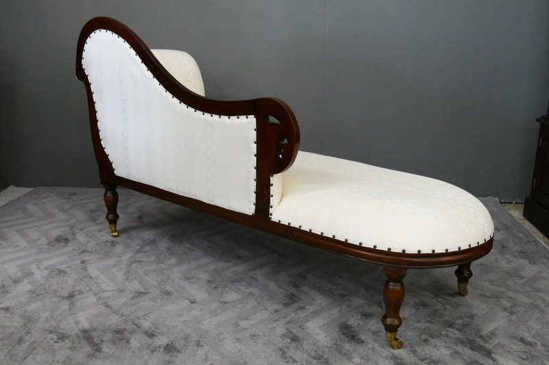 Couch Recamiere Ottomane Mahagoni brown Walnuss Textil hell Streifen