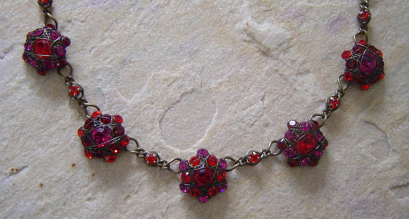 KONPLOTT Kette Bended Lights dark red multi / antique bronce-Copy