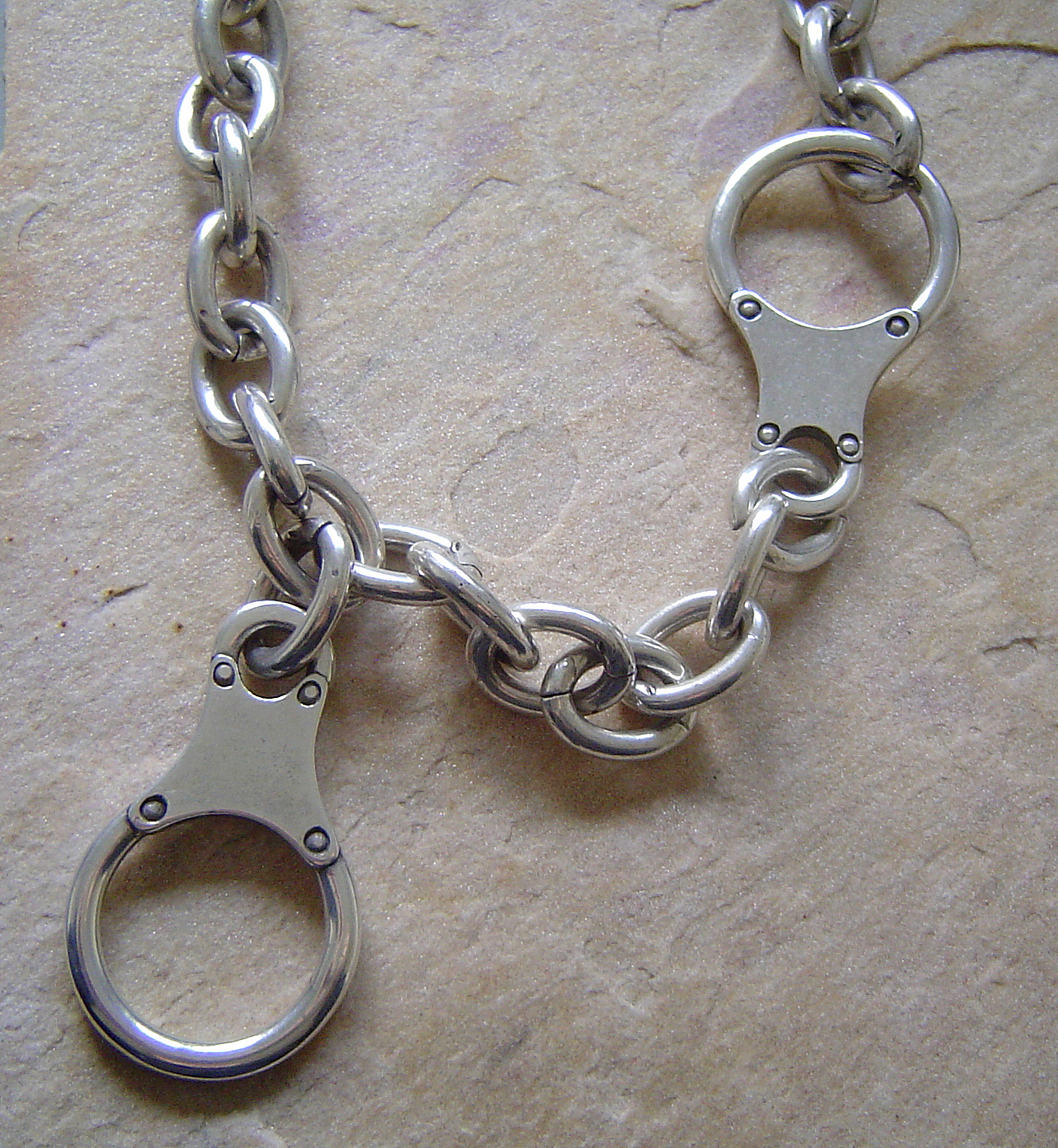 Kette CHAINED mit Handschellen von CARACAS