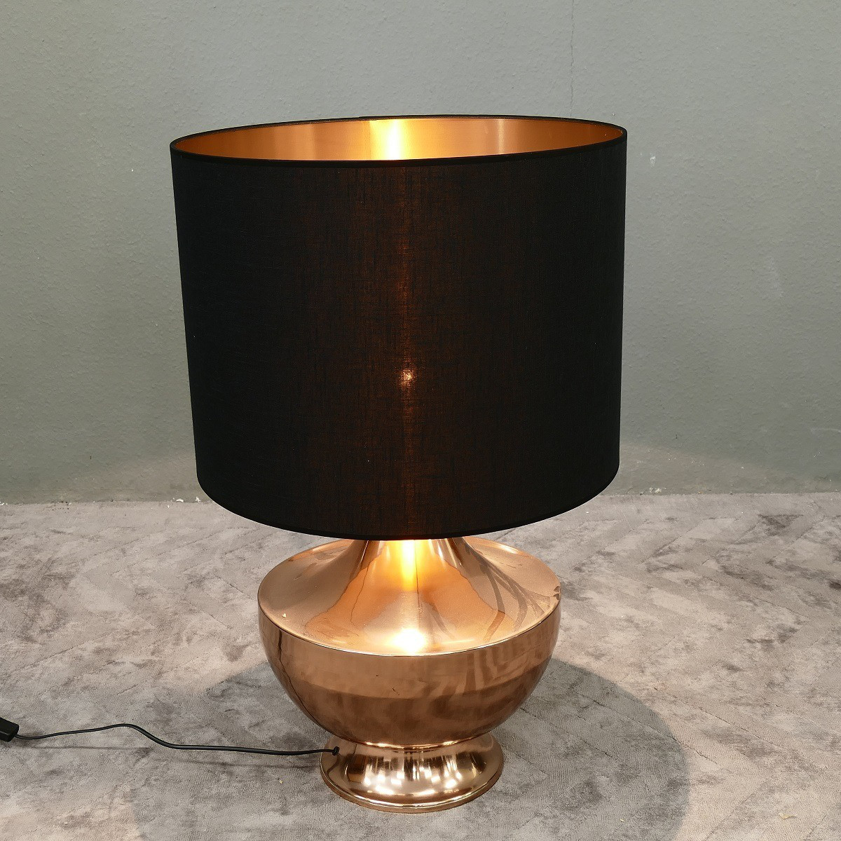 Stylishe Lampe Leuchte Tischleuchte Tischlampe Höhe 80 cm Schirm schwarz rotgold