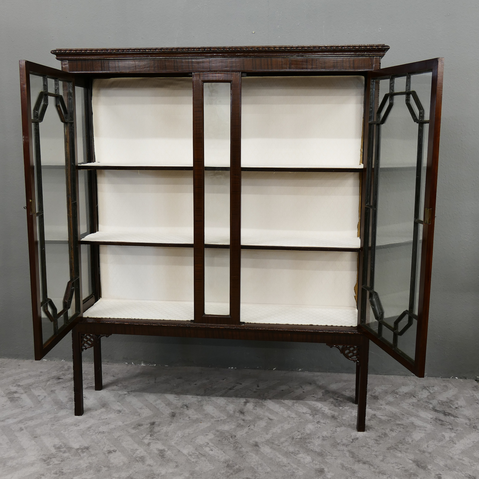 Englische Vitrine Windsor Schrank Vitrinenschrank Mahagoni Antik um 1890