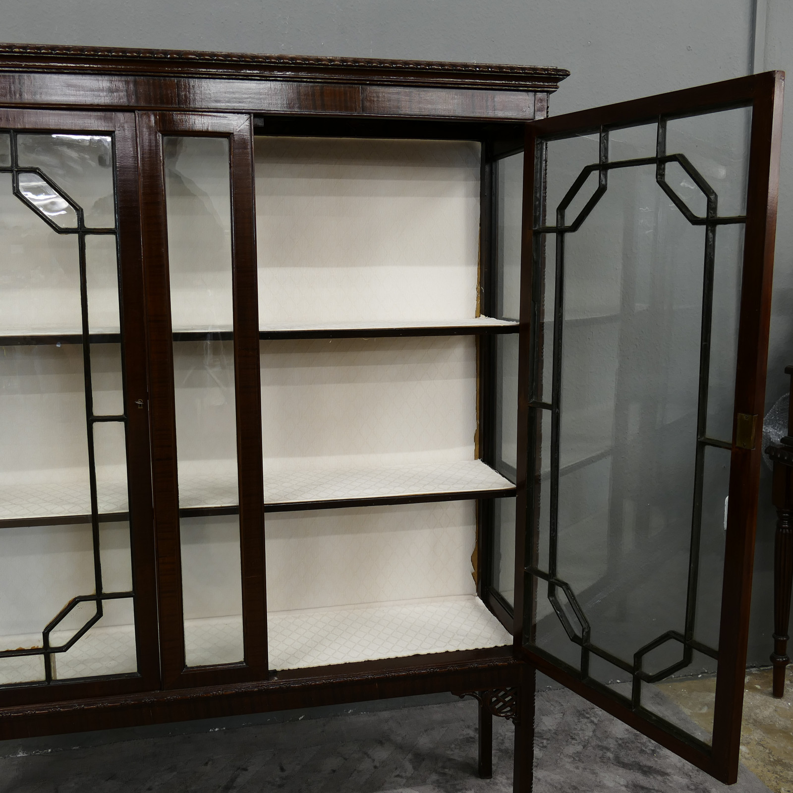 Englische Vitrine Windsor Schrank Vitrinenschrank Mahagoni Antik um 1890