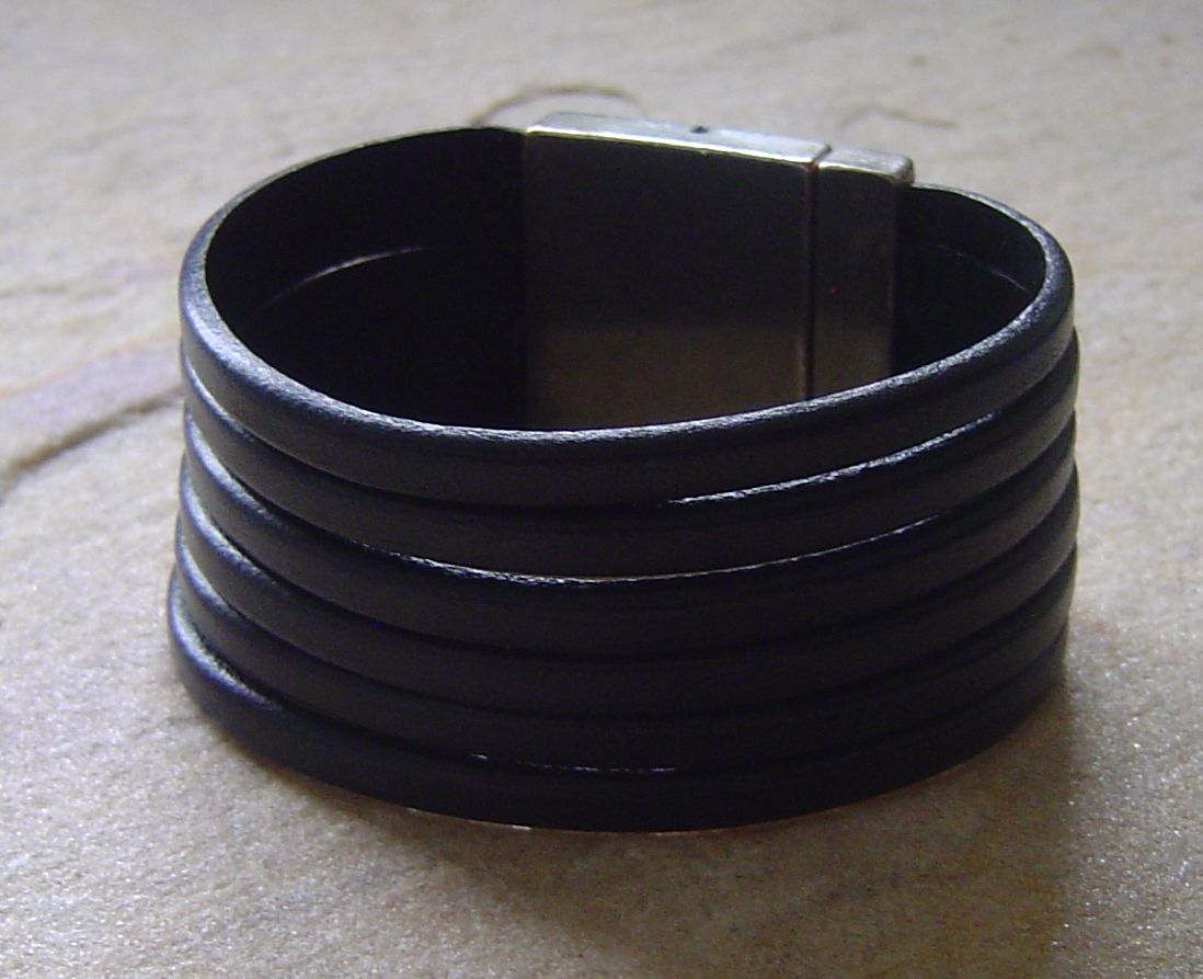 CARACAS Top STYLISH Leder Armband black