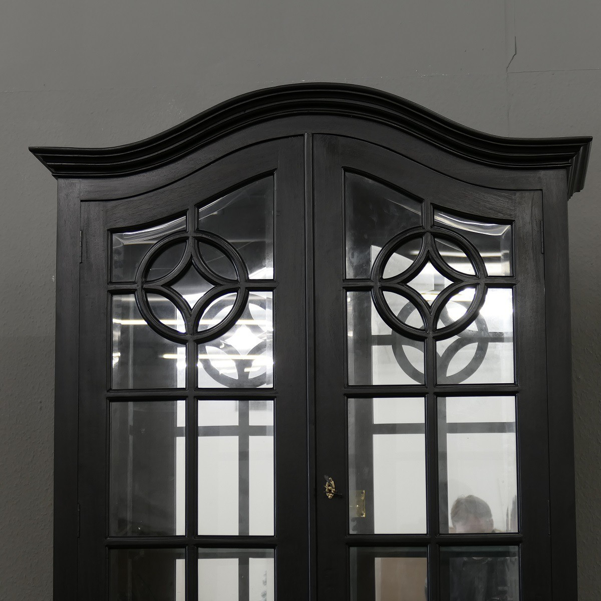 Englische Vitrine Schrank Mahagoni Höhe 230, Breite 104 cm Ausstellungsstück