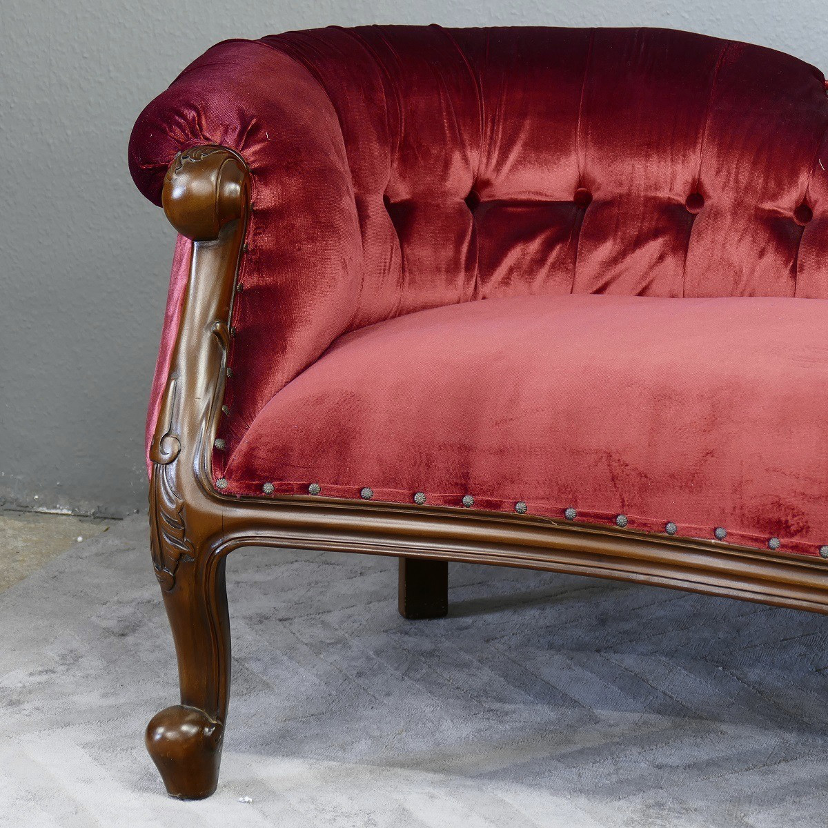 Blickfang für den Wohnbereich Couch Recamiere Ottomane Holz Mahagoni