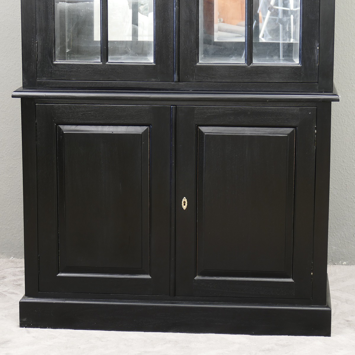 Englische Vitrine Schrank Mahagoni Höhe 230, Breite 104 cm Ausstellungsstück