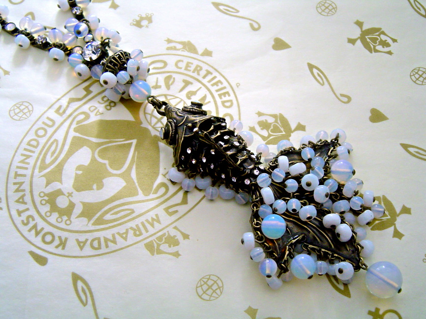 KONPLOTT Kette Swimming in Caviar white antique bronce