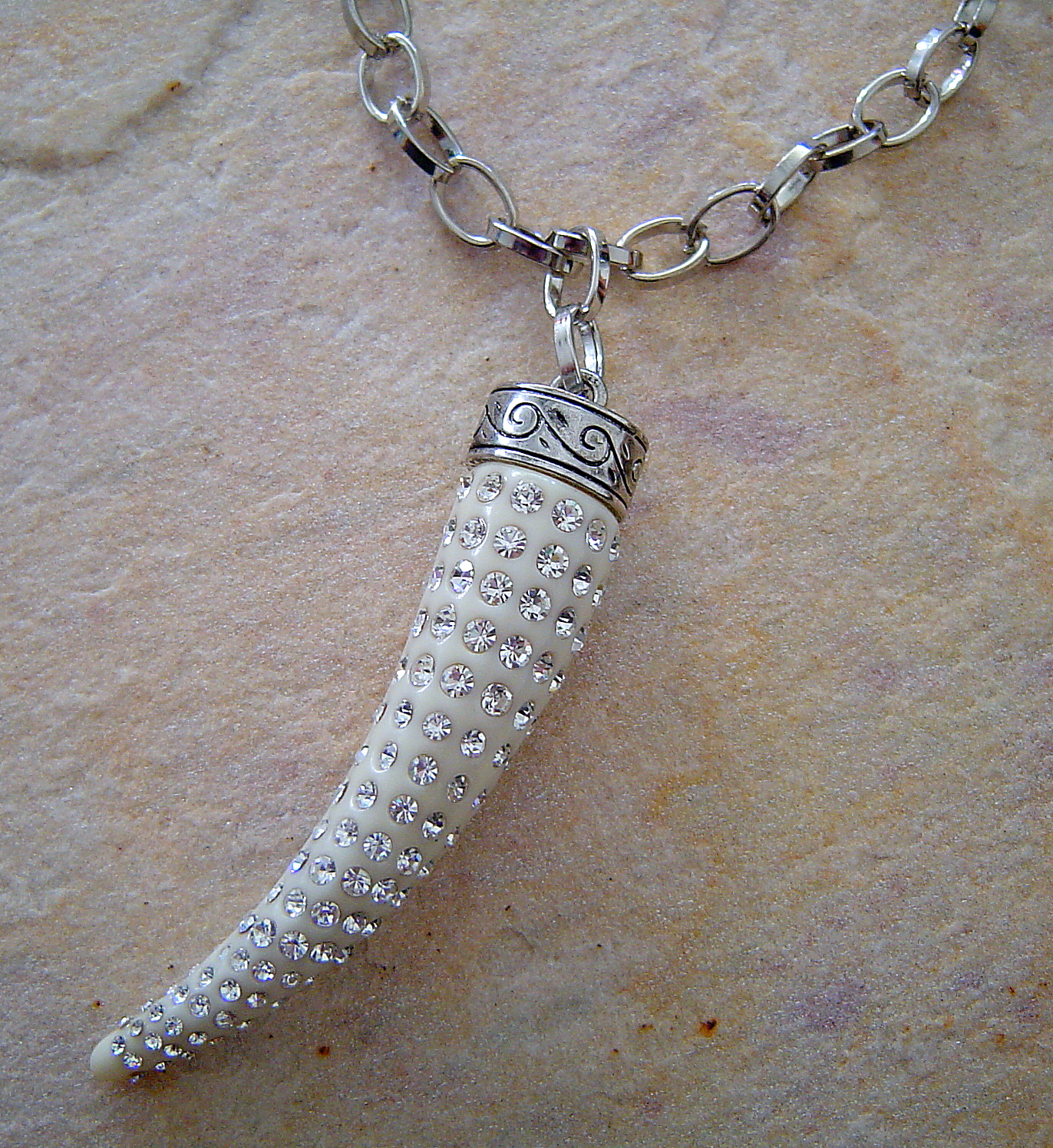 Tolle Kette mit Zahn Anhänger Cocostyle Dragontooth