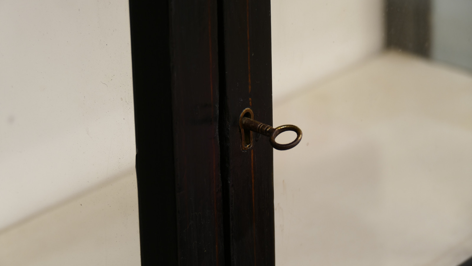 Englische Vitrine Windsor Schrank Vitrinenschrank Mahagoni Antik um 1890