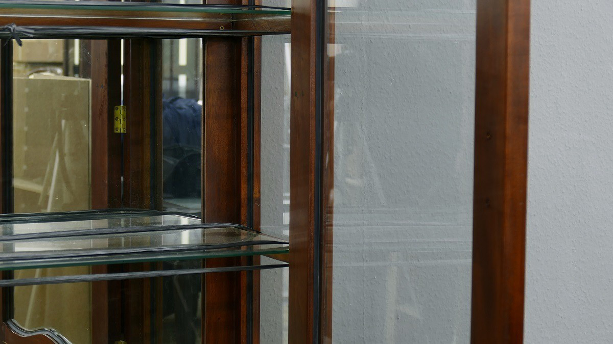 Roccoco Vitrine Schrank massiv Mahagoni ein Traum Farbe brown Walnuss