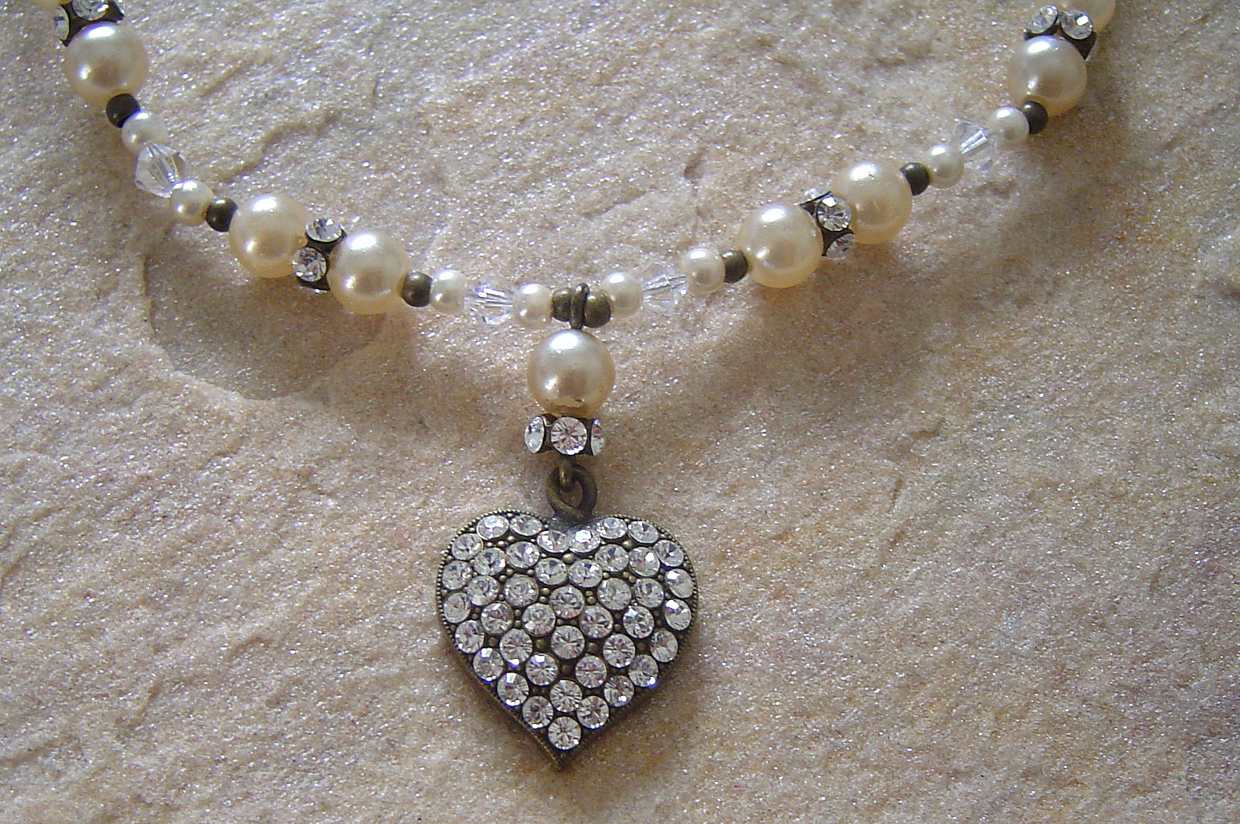 Konplott Kette mit Herzanhänger Hearts in white Caviar white crystal antique bronce