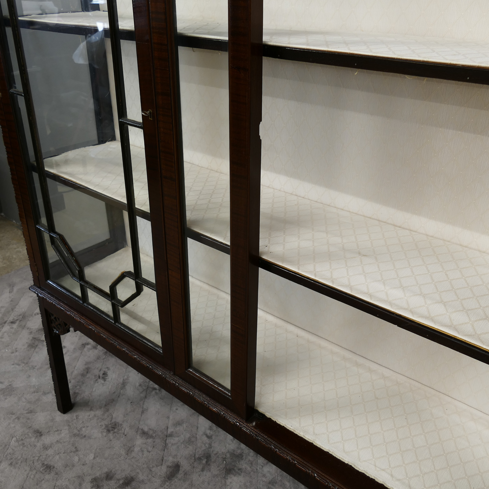 Englische Vitrine Windsor Schrank Vitrinenschrank Mahagoni Antik um 1890