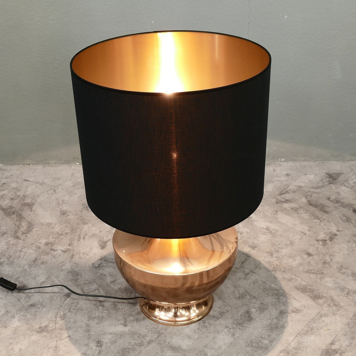 Stylishe Lampe Leuchte Tischleuchte Tischlampe Höhe 80 cm Schirm schwarz rotgold