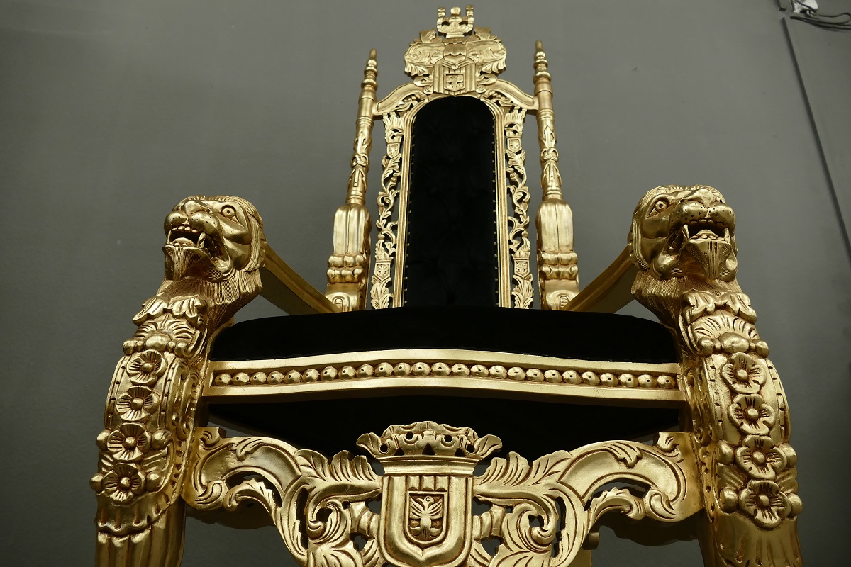 Dekorativer Thron Thronstuhl Sessel Mahagoni Gold Samt schwarz