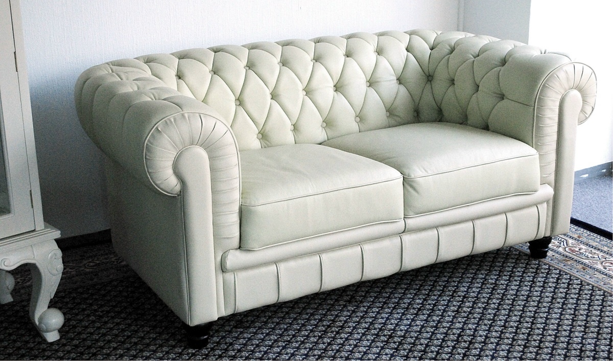 Chesterfield 2- Sitzer Farbe L13 beige Modell YS-2008 mit aufgelegten Kissen