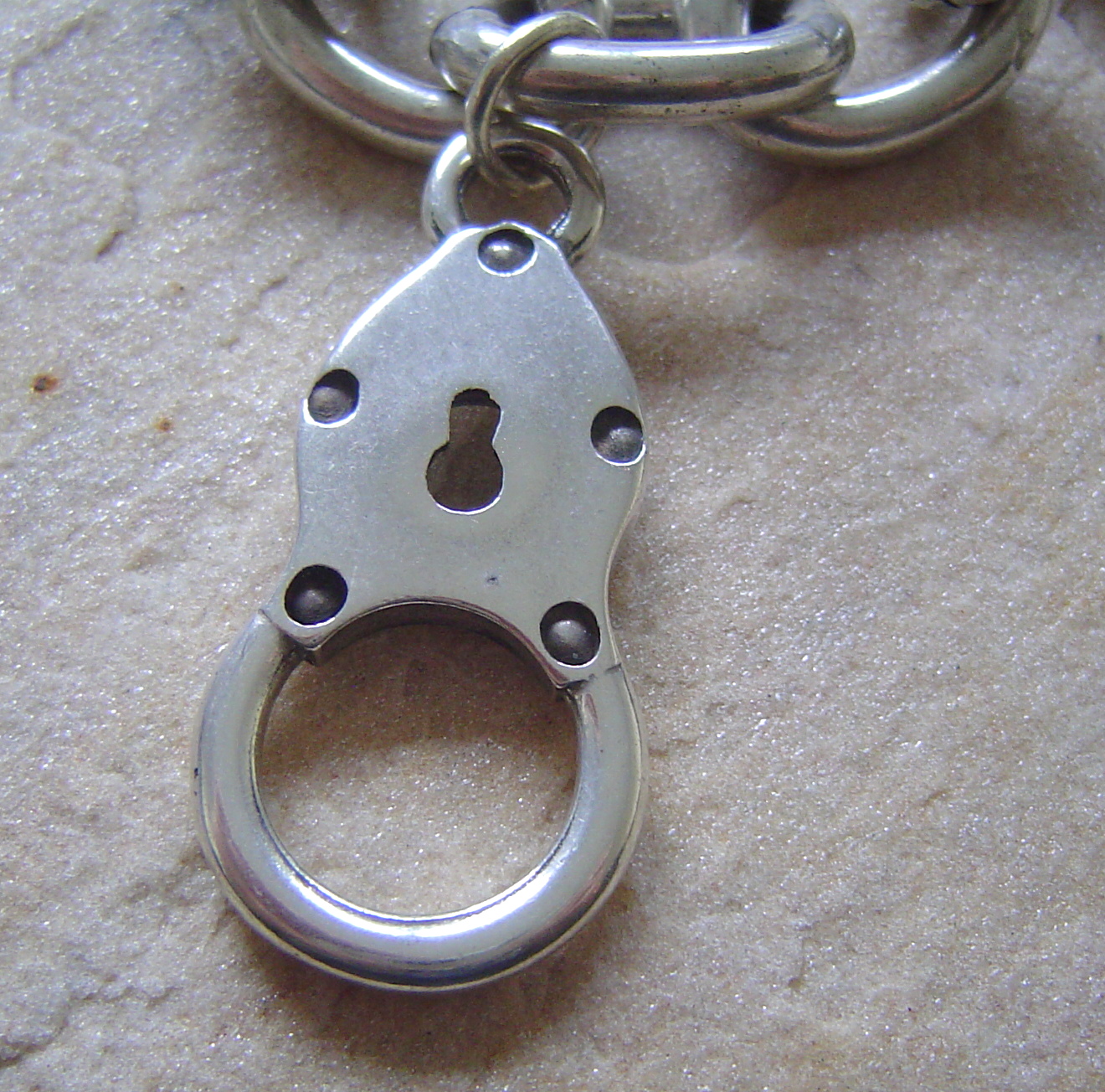 Armband CHAINED mit Handschelle von CARACAS