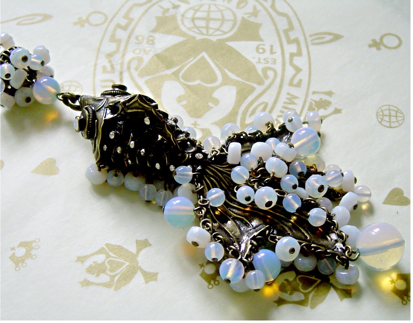 KONPLOTT Kette Swimming in Caviar white antique bronce