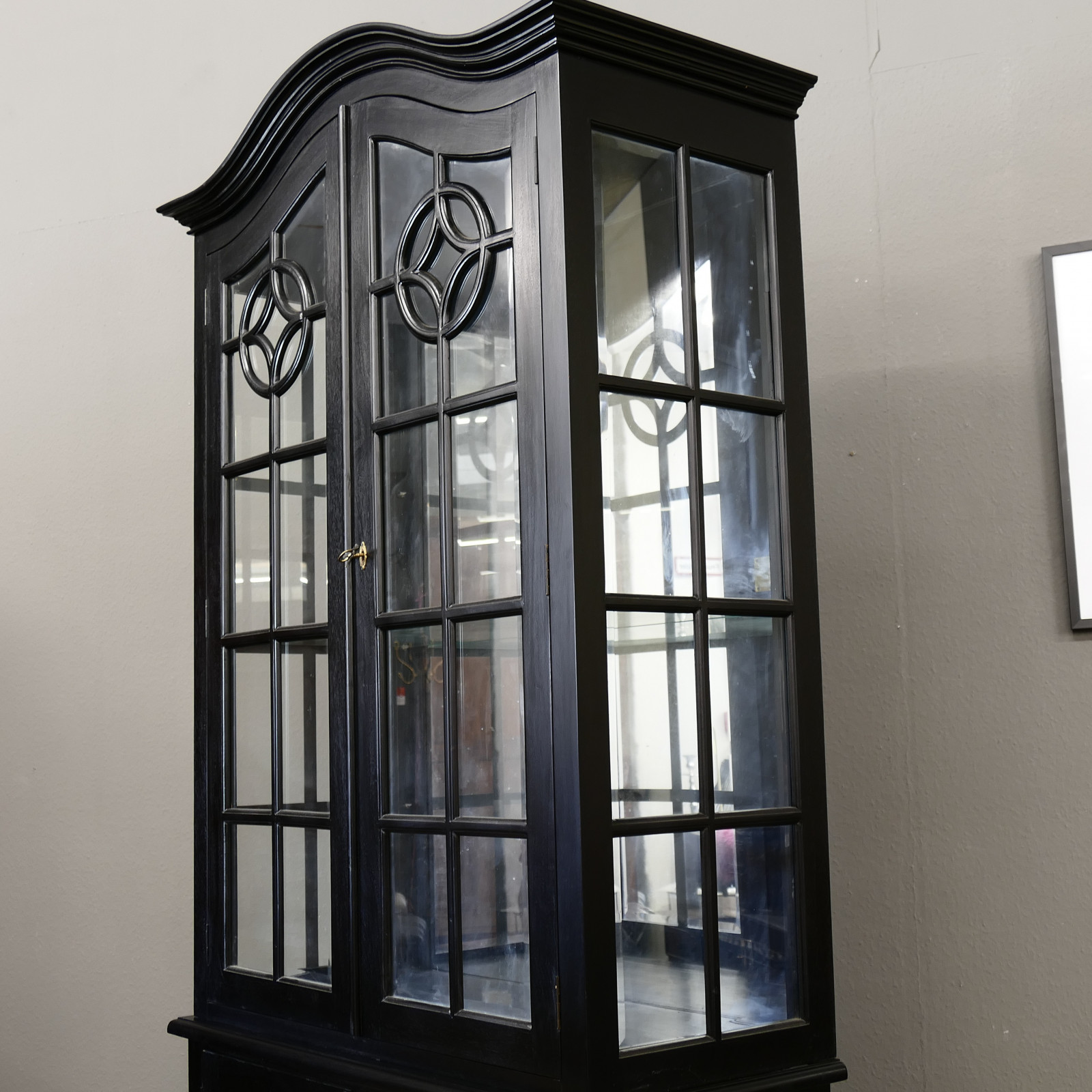 Englische Vitrine Schrank Mahagoni Höhe 230, Breite 104 cm Ausstellungsstück