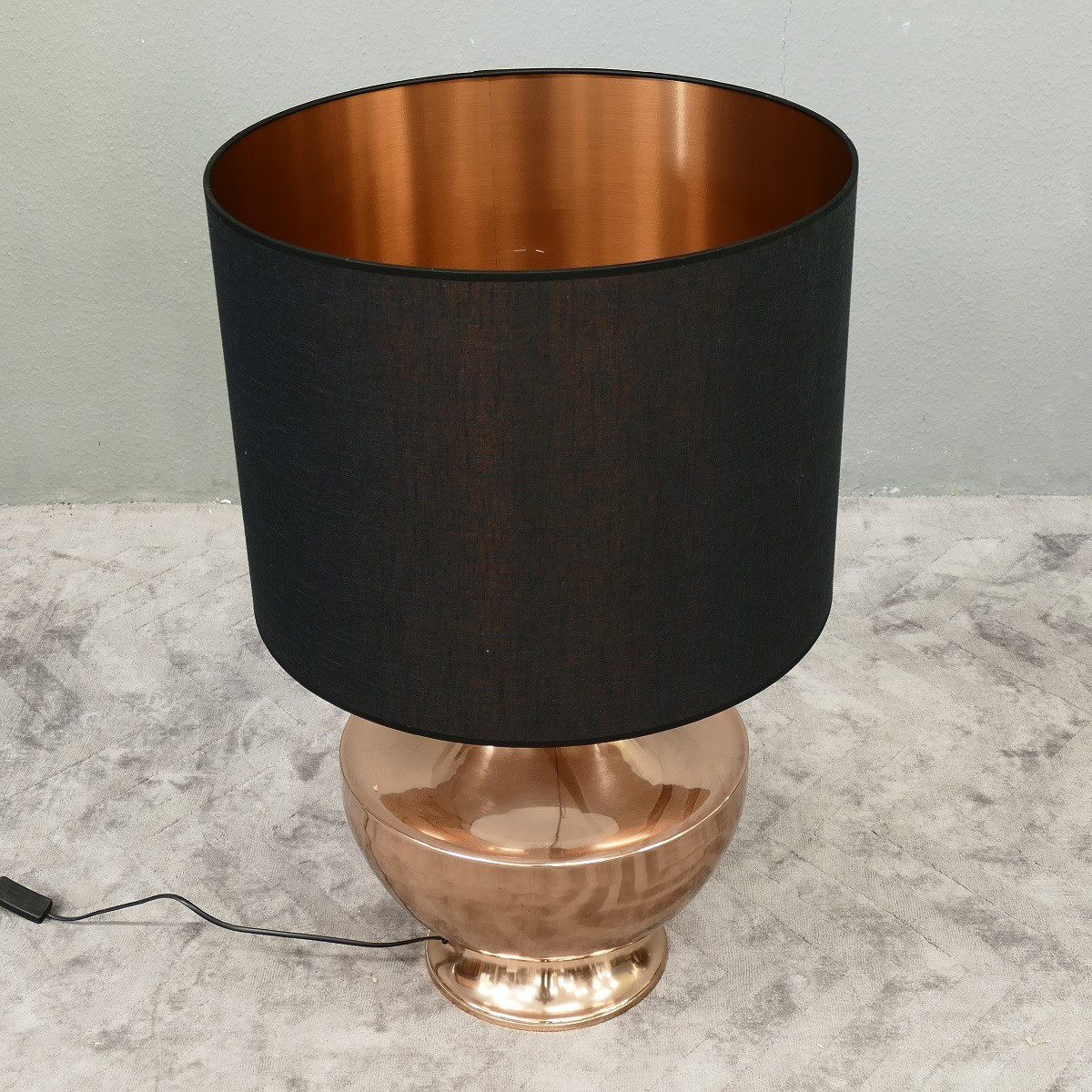 Stylishe Lampe Leuchte Tischleuchte Tischlampe Höhe 80 cm Schirm schwarz rotgold