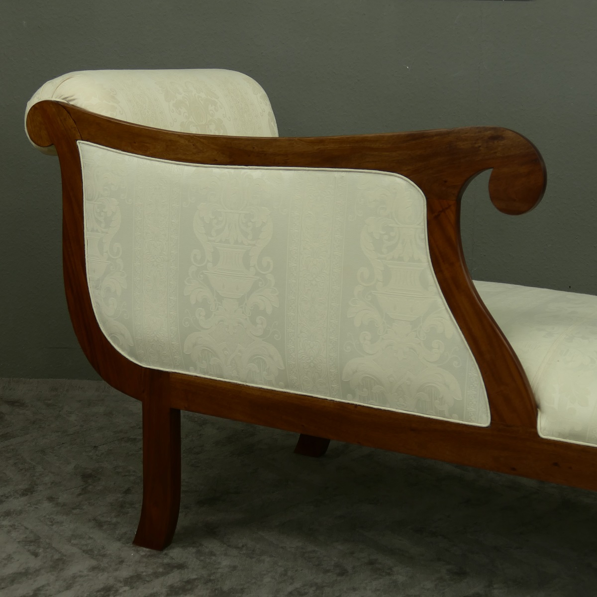 Edle Couch Recamiere Ottomane im Antikdesign Mahagoni lightbrown Walnuss, Textil